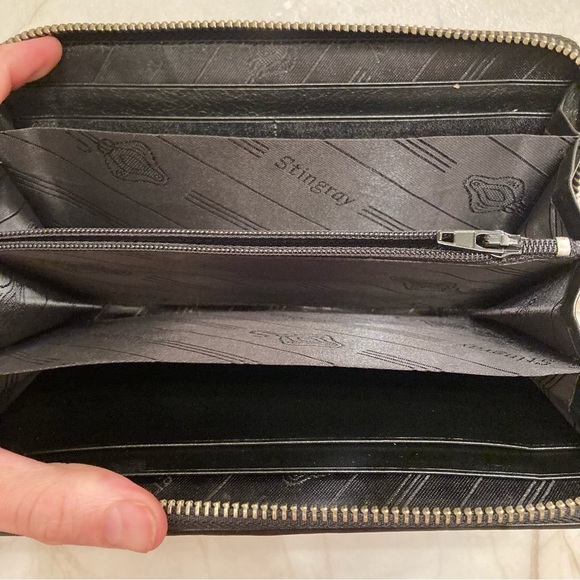 Stingray black zipper clutch wallet